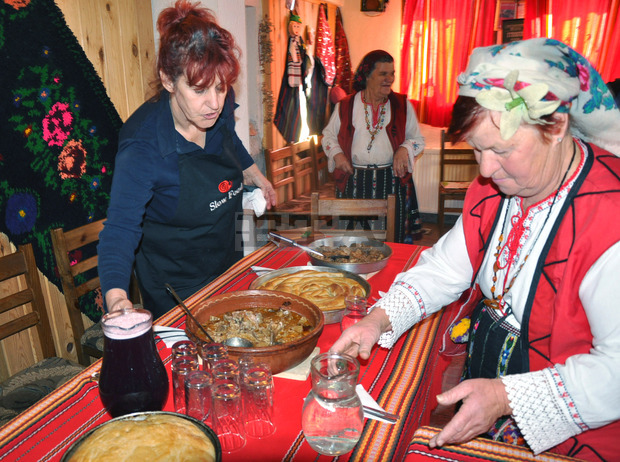 С Божич и в Горно Драглище дойде време за крехките свински мръвки, чекането, суджуците и греяната ракийка 