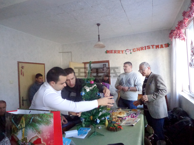 Партията ГЕРБ в Дупница раздаде коледни подаръци на членовете на местния Съюз на слепите и на Клуба на инвалида Партията ГЕРБ в Дупница раздаде коледни подаръци на членовете на местния Съюз на слепите и на Клуба на инвалида