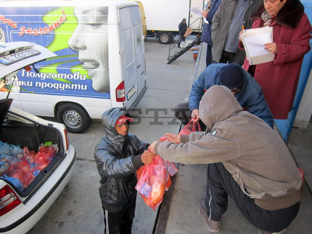 Община Сандански раздаде над 400 пакета с хранителни продукти, дарени от холандска фондация
