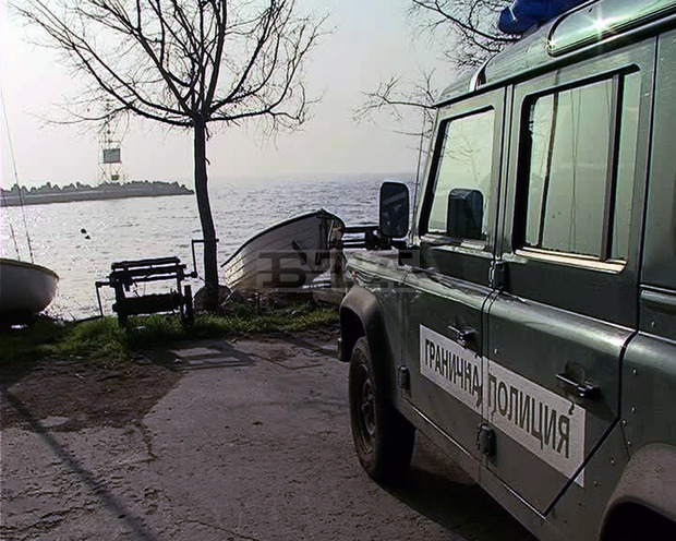 Трима нелегални имигранти се опитали да минат през ГКПП "Дунав мост", скрити във влак Трима нелегални имигранти се опитали да минат през ГКПП "Дунав мост", скрити във влак