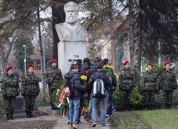 С поднасяне на венци и цветя пред паметника на Христо Ботев пловдивчани почетоха 166-годишнината от рождението му С поднасяне на венци и цветя пред паметника на Христо Ботев пловдивчани почетоха 166-годишнината от рождението му