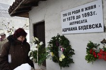 Дейци на културата положиха цветяза 135-годишнината от рождениетона Адриана Будевска в родния й дом в Добрич 