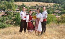 Стотици гости от цялата страна посрещна Фестивалът на фолклорната носия Жеравна 2015