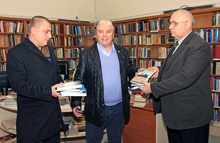 Членове на МГЕРБ подариха 290 книги на Регионалната библиотека"П. Р. Славейков" във Велико Търново