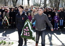 Актьори от Народния театърподнесоха венци пред паметника "Костница" в Каварна