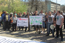 Младежи и работници от сметопочистващата фирма в Перник протестираха пред сградата на общината