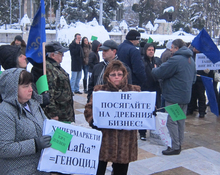 Стотина търговци на тютюневи изделия протестираха пред Общината в Плевен срещу допускането в града на голяма търговска верига