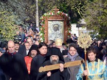 Богомолци от цялата страна участват в литийното шествие на Бачковския манастир