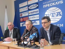 Първата операция  в България за отстраняване на тумор, коремна  хирургия, с робот, бе извършена самостоятелно от екип на  Медицински  университет - Плевен