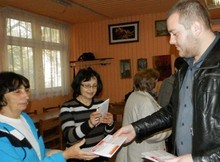 Младежи от ГЕРБ започнаха информационна кампания  в Плевен за предпазване  от телефонни измамници
