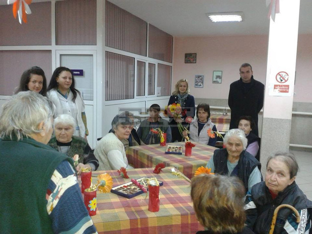 Младежи от ГЕРБ подаряваха цветя за 8 март