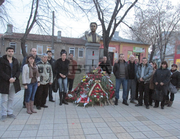 Силистренски артисти "осветиха" свое представление за Левски тази вечер с поклонение пред паметника на Апостола в града Силистренски артисти "осветиха" свое представление за Левски тази вечер с поклонение пред паметника на Апостола в града