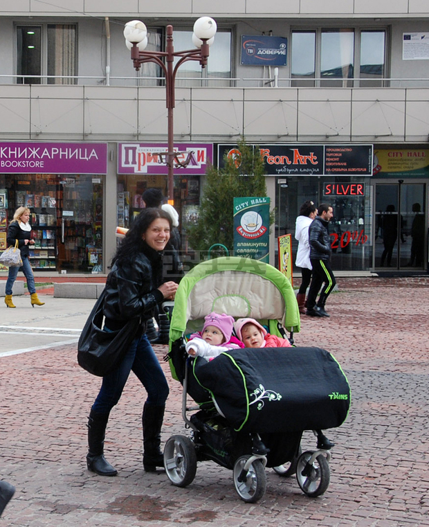 Към 31 декември 2013 г. населението в област Благоевград е 318 110 души; за една година е намаляло с 2050 души Към 31 декември 2013 г. населението в област Благоевград е 318 110 души; за една година е намаляло с 2050 души