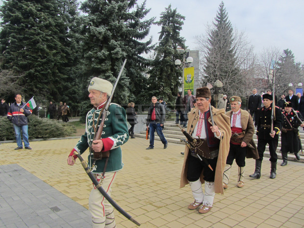 Празнично шествие за 3 март премина през центъра на Перник 