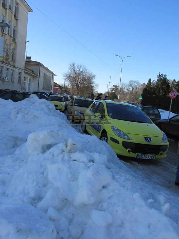 Таксиметрови шофьори протестираха в Силистра заради непочистените от снега улици Таксиметрови шофьори протестираха в Силистра заради непочистените от снега улици