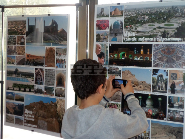 Фотоизложба "Географията - пътешествие и приключение"е подредена в Общинския културен център в Разград Фотоизложба "Географията - пътешествие и приключение"е подредена в Общинския културен център в Разград
