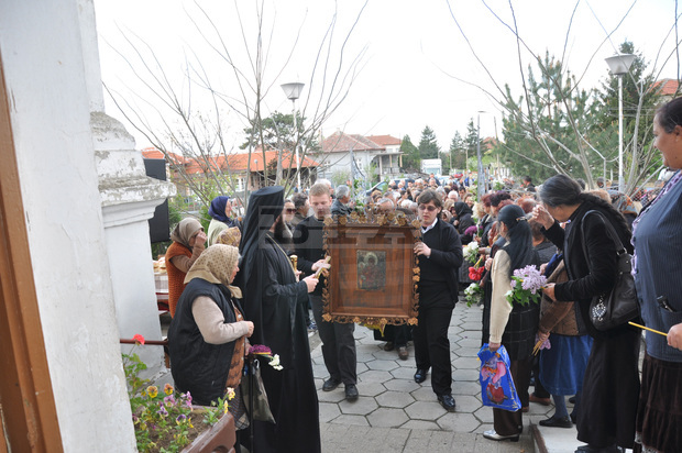 Във видинското село Капитановци посрещнаха чудотворната икона на Светата майка с младенеца Във видинското село Капитановци посрещнаха чудотворната икона на Светата майка с младенеца