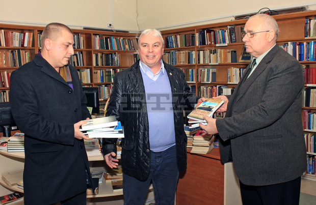 Членове на МГЕРБ подариха 290 книги на Регионалната библиотека"П. Р. Славейков" във Велико Търново Членове на МГЕРБ подариха 290 книги на Регионалната библиотека"П. Р. Славейков" във Велико Търново