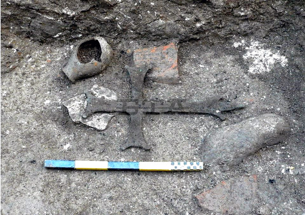 Бронзов кръст на 1500 години откриха археолози в Сандански Бронзов кръст на 1500 години откриха археолози в Сандански