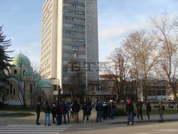 Около 40 перничани протестираха в защита на гранитната настилка на централния градски площад