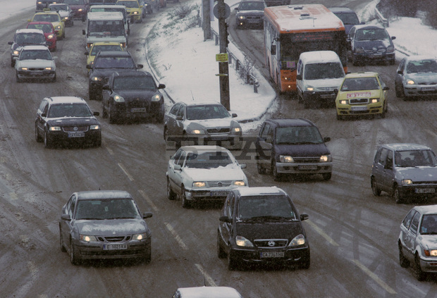 Над 150 снегопочистващи машини са работили през нощта в София