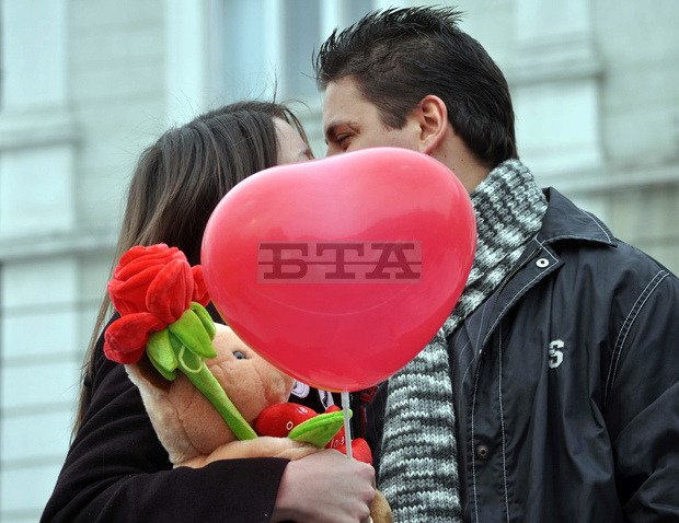 С бал на влюбенитеи колело на любовтаще се забавляват днес младежите в Габрово С бал на влюбенитеи колело на любовтаще се забавляват днес младежите в Габрово