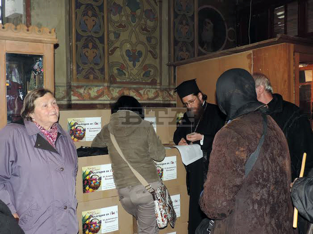 Във Видин 30 социално слаби семейства получиха дарение от хранителни продукти за празника, осигурени от сдружение "България си ти!" 