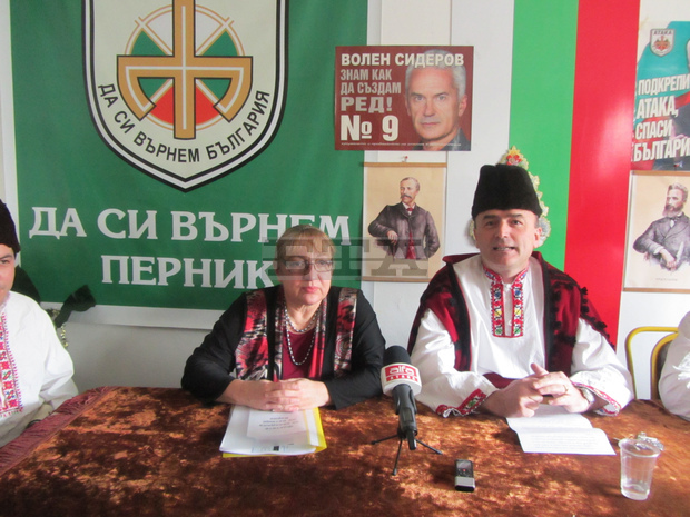 Основният приоритет на "Атака" в новата парламентарна сесия е удължаването на мораториума върху придобиването на българска обработваема земя от чужденци Основният приоритет на "Атака" в новата парламентарна сесия е удължаването на мораториума върху придобиването на българска обработваема земя от чужденци