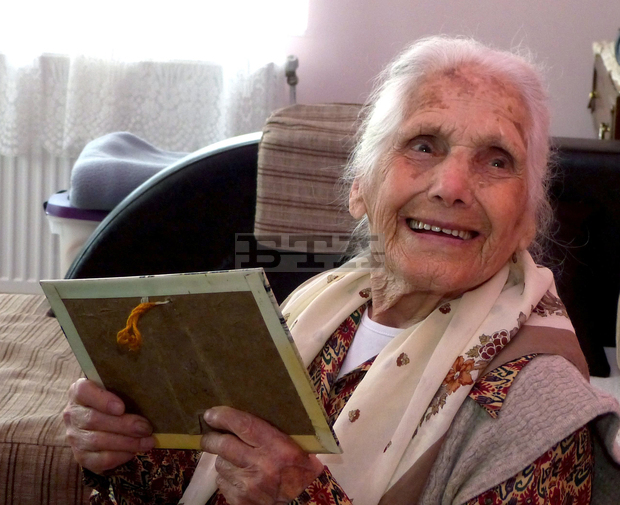 Кметът Пламен Стоилов дари  с грамота и 100 лева русенка  за 100-годишния й юбилей 