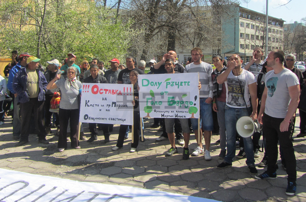 Младежи и работници от сметопочистващата фирма в Перник протестираха пред сградата на общината