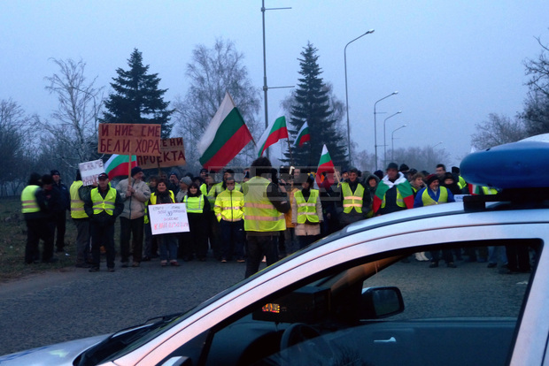 Жители на два русенски кварталапротестираха на пътя Русе-Бяла