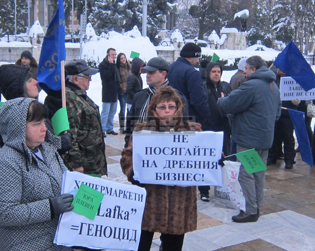 Стотина търговци на тютюневи изделия протестираха пред Общината в Плевен срещу допускането в града на голяма търговска верига