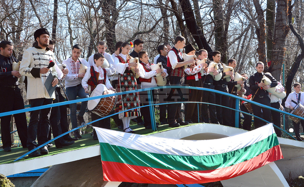 С молебен и шествие бе почетен националният празник във Варна