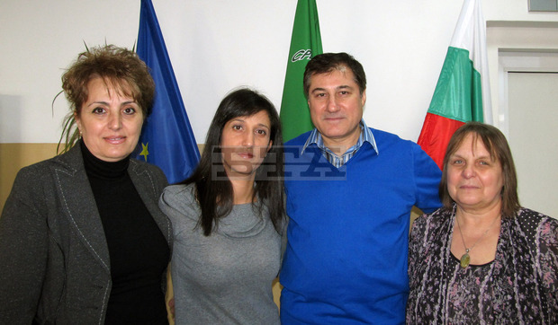 Четирима учители от училището "Иван Вазов" в Плевен отпътуваха за Испания за работна сесия по европроекта "Повече дървета? Да, моля!" Четирима учители от училището "Иван Вазов" в Плевен отпътуваха за Испания за работна сесия по европроекта "Повече дървета? Да, моля!"