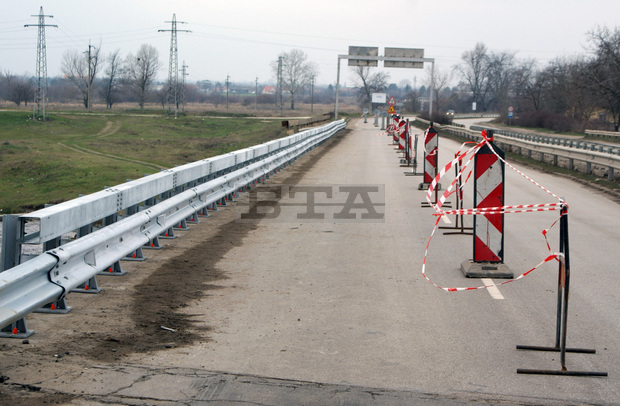 Мостът на входната магистрала от София за Плевен при Ясен има нова мантинела на мястото на повредената Мостът на входната магистрала от София за Плевен при Ясен има нова мантинела на мястото на повредената