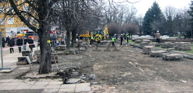 В Плевен започна ремонт на централния площад и пешеходната зона В Плевен започна ремонт на централния площад и пешеходната зона