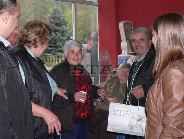 Народният представител от ГЕРБ Владислав Николов се  срещна с жителите от малките селища в община Плевен и ги поздрави за Великденските празници