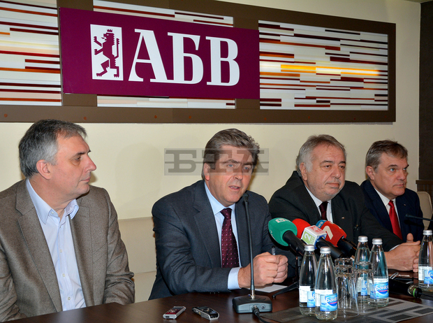 АБВ води разговори с половин дузина партии за коалиция за евроизборите, каза Георги Първанов АБВ води разговори с половин дузина партии за коалиция за евроизборите, каза Георги Първанов