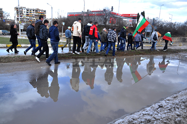 Собственици на автомобили протестираха отново във Враца заради лошото състояние на пътищата Собственици на автомобили протестираха отново във Враца заради лошото състояние на пътищата
