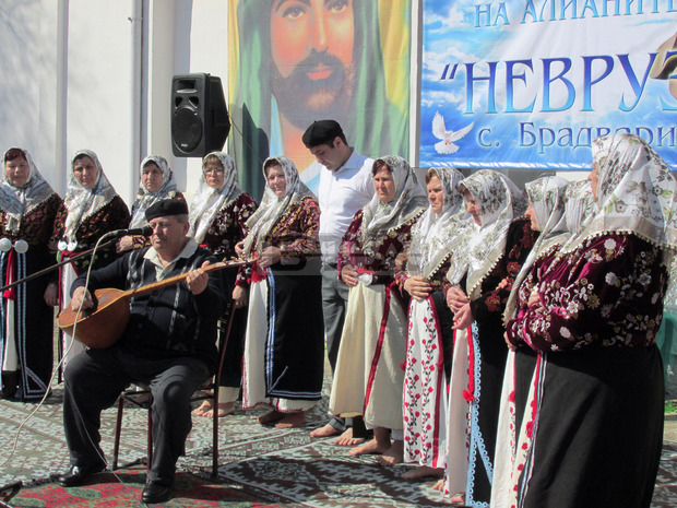 Алиани от Североизточна България и техни гости от Турция дойдоха на пролетния празник "Невруз" в силистренското село Брадвари