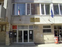 Нарушава се забраната за   движение на автомобили по пътя  към  хижа "Славей" край Перник 