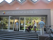 "Жени и вино! Вино и жени! - това е мотото на първата обща изложба на художниците в Плевен за Новата 2015 година