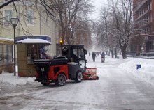 В цялата Ловешка област вали обилен сняг; пътищата са проходими при зимни условия