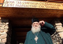 Отец Иван от Нови хан благодари на директора на полицията в Монтана за разкрити кражби от приюта му в село Якимово