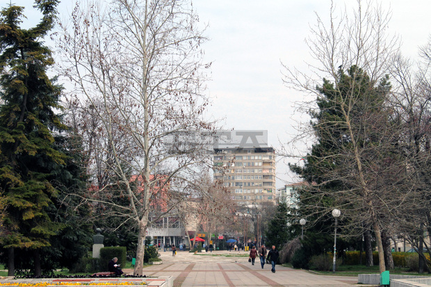 С марионетен спектакъл на открито бяха запалени светлините на Коледното дърво в Търговище