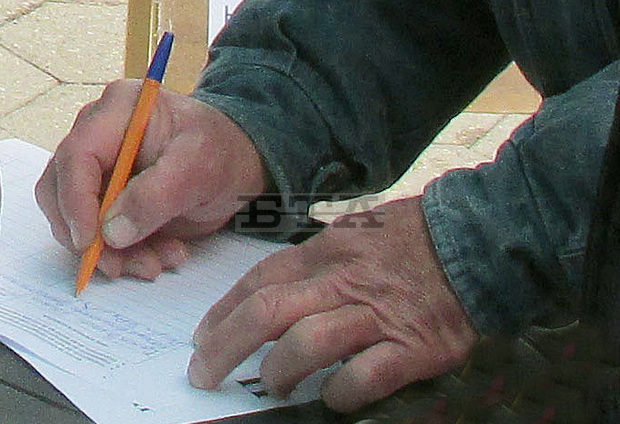 Жители на две населени места искат реорганизация на движението на камиони в района на "Дунав мост"