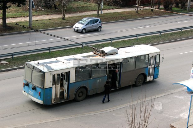 Изключен е токът на тролейбусната мрежа в Перник Изключен е токът на тролейбусната мрежа в Перник