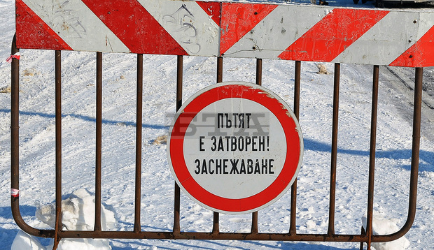 Спряно е движението на товарни  автомобили по пътя  Асеновград-Смолян