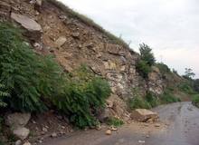 Пътят Асеновград-Смолян  е временно затворен от   скално свличане край "Юговско ханче"
