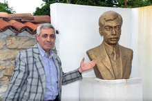 Арменци дариха бюст на Яворов на музея в родния му град  Чирпан